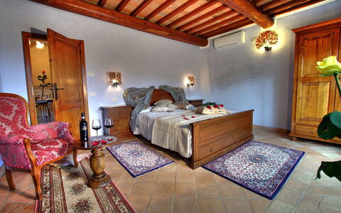 Villa Incanto: Möbel, Interior Design, Schlafzimmer, Flooring, Holz, Bett, Fussboden, Zimmer, Bettdecke, Beleuchtung