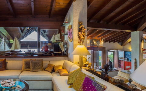Villa Isa: Interior Design, Möbel, Holz, Couch, Flooring, Decke, Fussboden, Wohnzimmer, Beleuchtung, Zuhause