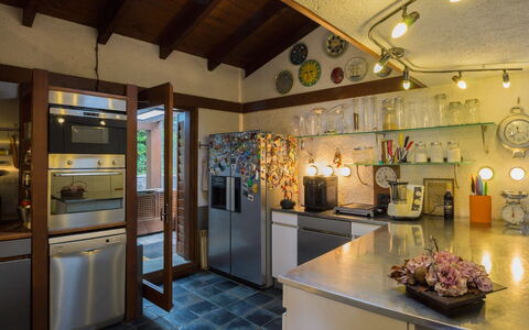 Villa Isa: Küche, Interior Design, Countertop, Light Fixture, Flooring, Möbel, Decke, Holz, Beleuchtung, Cabinetry