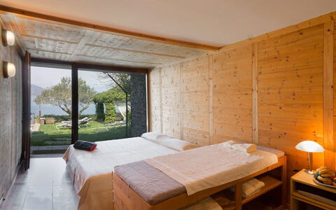 Villa Isa: Holz, Schlafzimmer, Hartholz, Holzbeize, Planke, Sperrholz, Natürliches Material, Design, Bett, Bedding