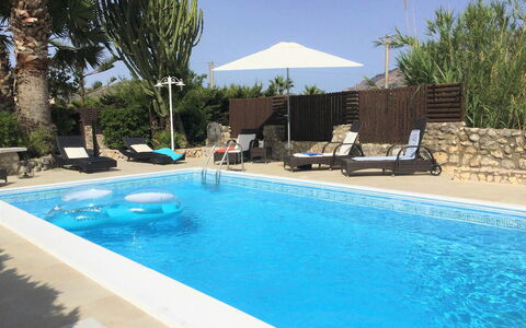 Villa Isabella: Schwimmbad, Gartenmöbel, Resort, Regenschirm, Freizeit, Sonnenliege, Möbel, Eco Hotel, Schatten, Urlaub