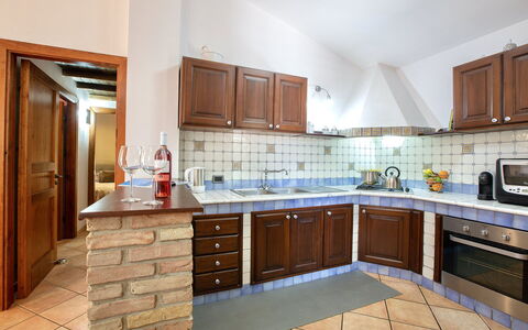 Villa Isabella: Küche, Countertop, Küchengerät, Interior Design, Major Appliance, Cabinetry, Möbel, Flooring, Decke, Haushaltsgerät