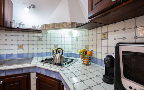 Villa Isabella: Küche, Countertop, Interior Design, Küchengerät, Flooring, Herd, Major Appliance, Fussboden, Fliese, Gasherd