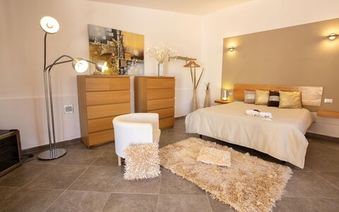 Villa Isabella: Möbel, Bett, Interior Design, Schlafzimmer, Flooring, Holz, Fussboden, Decke, Zimmer, Bettdecke