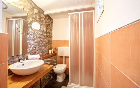 Villa Isabella: Flooring, Interior Design, Holz, Fussboden, Armatur, Badezimmer, Decke, Zimmer, Möbel, Sinken