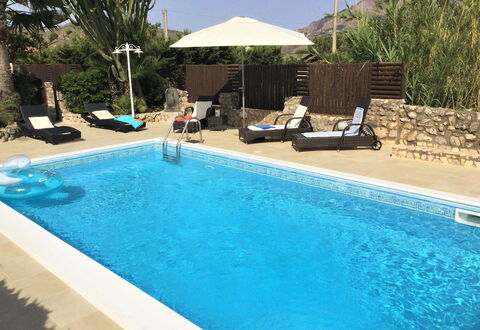 Villa Isabella: Schwimmbad, Resort, Gartenmöbel, Möbel, Freizeit, Verbundwerkstoff, Regenschirm, Sonnenliege, Eco Hotel, Stuhl