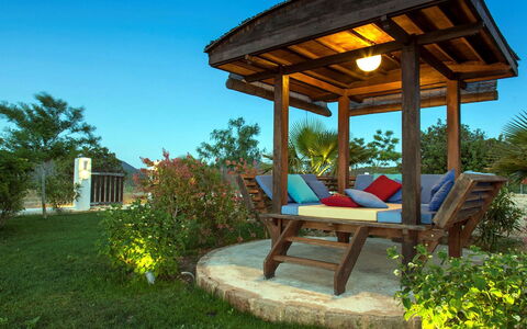 Villa Jardin: Möbel, Holz, Gartenmöbel, Garten, Gazebo, Stuhl, Resort, Outdoor Struktur, Schatten, Pavillon