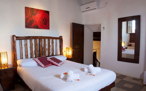 Villa Jardin: Möbel, Holz, Bett, Schlafzimmer, Interior Design, Bettrahmen, Bedding, Bettdecke, Resort, Hartholz