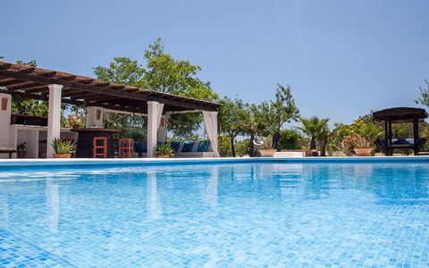 Villa Jardin: Schwimmbad, Blau, Gartenmöbel, Möbel, Resort, Schatten, Freizeit, Eco Hotel, Stuhl, Verbundwerkstoff