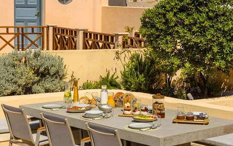 Villa Jasmine: Möbel, Tabelle, Stuhl, Gartenmöbel, Küche & Esszimmer Tisch, Tisch Im Freien, Restaurant, Zimmerpflanze, Terrasse, Garten