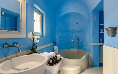 Villa Jasmine: Blau, Interior Design, Decke, Armatur, Möbel, Flooring, Fussboden, Badezimmer, Zimmer, Badewanne