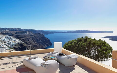 Villa Jasmine: Möbel, Couch, Meer, Resort, Stuhl, Ozean, Wohnzimmer, Komfort, Gartenmöbel