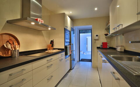 Villa Joya: Küche, Küchengerät, Countertop, Cabinetry, Major Appliance, Interior Design, Flooring, Möbel, Haushaltsgerät, Decke