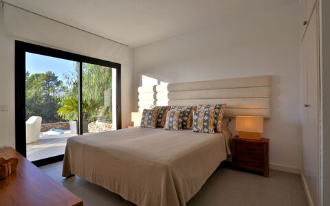 Villa Joya: Möbel, Bett, Schlafzimmer, Interior Design, Holz, Bedding, Bettdecke, Linens, Zimmer, Fussboden