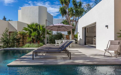 Villa Kiribati: Schwimmbad, Zuhause, Sonnenliege, Gartenmöbel, Schatten, Estate, Stuhl, Resort, Landscaping, Eco Hotel
