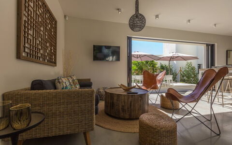 Villa Kiribati: Möbel, Interior Design, Holz, Flooring, Fussboden, Decke, Wohnzimmer, Couch, Stuhl, Tabelle