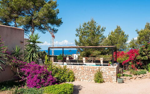 Villa Luanda: Strauch, Garten, Schatten, Landscaping, Gartenmöbel, Blumentopf, Tropen, Regenschirm, Eco Hotel
