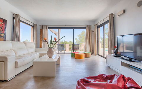 Villa Luanda: Möbel, Fussboden, Couch, Wohnung, Stuhl, Wohnzimmer, Resort, Schatten, Hartholz