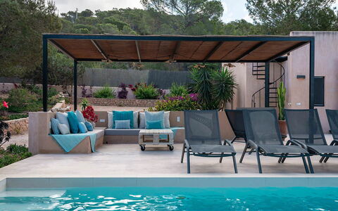 Villa Luanda: Möbel, Gartenmöbel, Schwimmbad, Stuhl, Resort, Tisch Im Freien, Tabelle, Schatten, Verbundwerkstoff, Terrasse