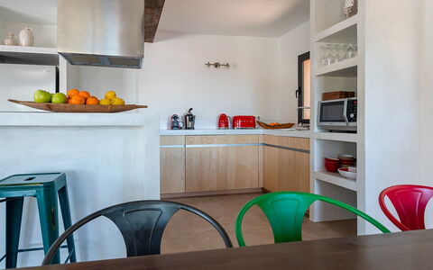 Villa Luanda: Möbel, Küche, Interior Design, Küchengerät, Countertop, Major Appliance, Holz, Flooring, Decke, Beleuchtung