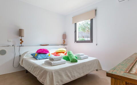 Villa Luanda: Möbel, Interior Design, Bett, Schlafzimmer, Wand, Fussboden, Holz, Flooring, Decke, Bettdecke