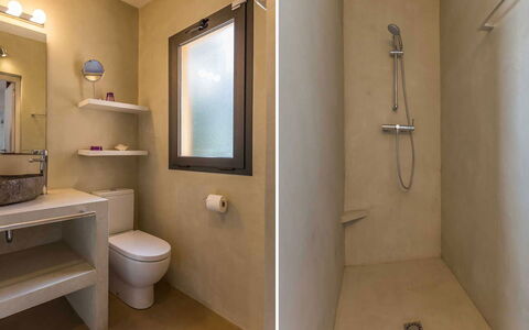 Villa Luanda: Badezimmer, Toilleten Sitz, Armatur, Wand, Toilette, Sinken, Bad Sink, Flooring, Fussboden, Interior Design