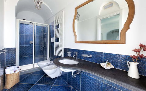 Villa Magnolia: Blau, Flooring, Interior Design, Armatur, Fussboden, Zapfhahn, Bad Sink, Sinken, Fliese, Badezimmer