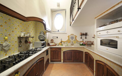Villa Marion: Küche, Interior Design, Countertop, Holz, Flooring, Möbel, Cabinetry, Herd, Beleuchtung, Fussboden