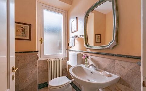 Villa Meridiana: Wand, Interior Design, Armatur, Flooring, Fussboden, Bad Sink, Zapfhahn, Badezimmer, Spiegel, Sinken