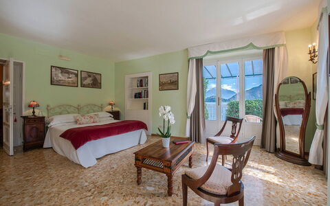 Villa Meridiana: Möbel, Interior Design, Zimmer, Bett, Schlafzimmer, Zuhause, Bilderrahmen, Linens, Kissen, Stuhl