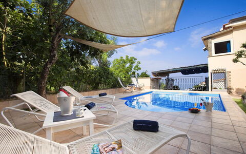 Villa Mouna: Schwimmbad, Gartenmöbel, Möbel, Resort, Regenschirm, Stuhl, Sonnenliege, Freizeit, Schatten, Eco Hotel