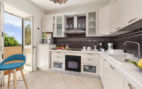 Villa Mouna: Küchengerät, Küche, Countertop, Major Appliance, Cabinetry, Möbel, Interior Design, Haushaltsgerät, Holz, Flooring