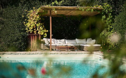 Villa Novellina: Garten, Schwimmbad, Gartenmöbel, Schatten, Hinterhof, Resort, Freizeit, Blumentopf, Landscaping, Outdoor Struktur