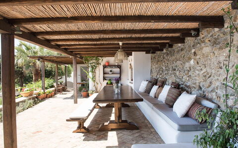 Villa Oasis: Holz, Möbel, Blumentopf, Gartenmöbel, Strahl, Decke, Veranda, Flagstone, Zimmerpflanze, Stuhl
