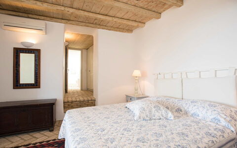 Villa Oasis: Bett, Schlafzimmer, Möbel, Wand, Fussboden, Flooring, Interior Design, Bettdecke, Bedding, Holz