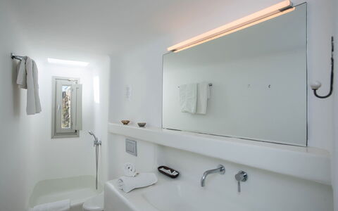 Villa Oasis: Armatur, Badezimmer, Zapfhahn, Interior Design, Sinken, Installation, Bad Sink, Flooring, Beleuchtung, Fussboden