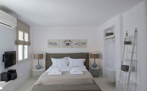 Villa Opallia: Möbel, Bett, Interior Design, Schlafzimmer, Bedding, Wand, Bettdecke, Zimmer, Decke, Fussboden