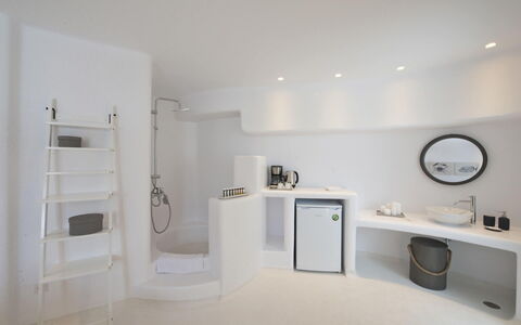 Villa Opallia: Interior Design, Armatur, Flooring, Badewanne, Fussboden, Decke, Beleuchtung, Badezimmer, Zimmer, Installation