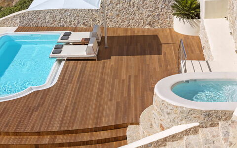 Villa Orestis: Gartenmöbel, Verbundwerkstoff, Schwimmbad, Resort, Deck, Holzbeize, Schatten, Design, Armatur, Regenschirm