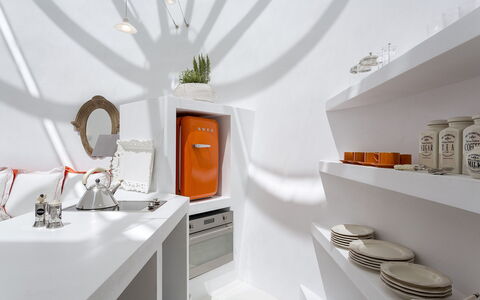 Villa Orestis: Interior Design, Beleuchtung, Decke, Regale, Regal, Light Fixture, Zimmer, Küche, Design, Countertop