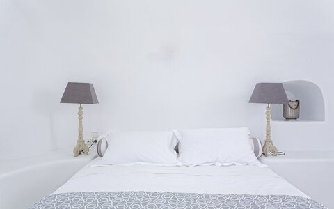 Villa Orestis: Bett, Schlafzimmer, Bedding, Bettdecke, Linens, Möbel, Textil, Dekokissen, Interior Design, Kissen
