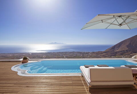 Villa Orestis: Blau, Wasser, Schwimmbad, Gartenmöbel, Resort, Möbel, Schatten, Sonnenliege, Eco Hotel, Meer