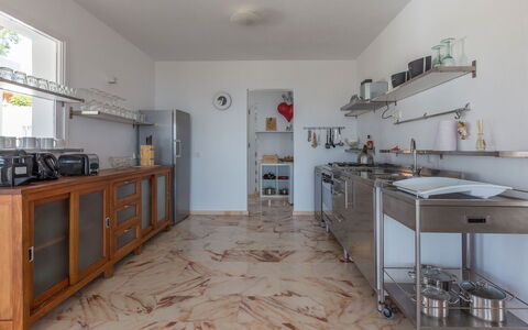 Villa Orion: Flooring, Küche, Interior Design, Fussboden, Möbel, Countertop, Beleuchtung, Decke, Cabinetry, Küchengerät