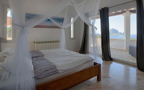 Villa Orion: Möbel, Interior Design, Schlafzimmer, Bett, Fussboden, Flooring, Holz, Decke, Textil, Zimmer