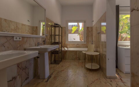 Villa Orion: Flooring, Fussboden, Armatur, Fliese, Badezimmer, Sinken, Installation, Zimmerpflanze, Toilette