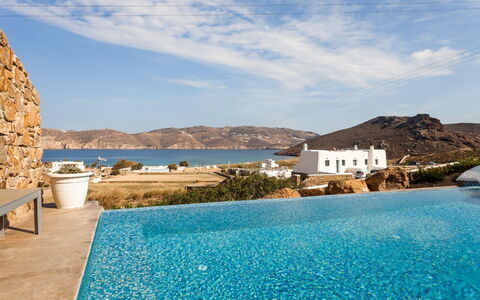 Villa Paradeisos: Schwimmbad, Resort, Gebirge, Küste, Eco Hotel, Villa, Ferienort, Hotel, Bucht, Sonnenliege