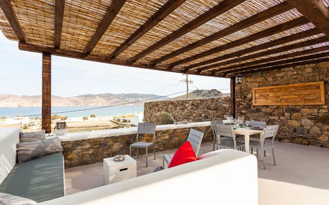 Villa Paradeisos: Flooring, Interior Design, Möbel, Fussboden, Decke, Stuhl, Schatten, Wohnzimmer, Couch