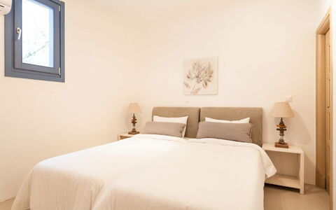 Villa Paradeisos: Möbel, Bett, Schlafzimmer, Interior Design, Wand, Bedding, Bettdecke, Holz, Fussboden, Zimmer