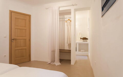 Villa Paradeisos: Interior Design, Wand, Möbel, Holz, Fussboden, Flooring, Decke, Schlafzimmer, Bett, Zimmer