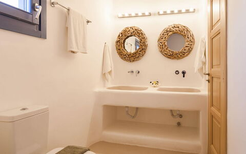 Villa Paradeisos: Wand, Interior Design, Armatur, Badezimmer, Flooring, Bad Sink, Fussboden, Decke, Beleuchtung, Sinken